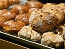 LAZULI BAKERY�̏Ă����ăp�����͂��߁A�Ȗ،��Y�̖�؂◑���g�����u�b�t�F�����p�ӂ��Ă��܂��B