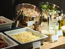 LAZULI BAKERY�̏Ă����ăp�����͂��߁A�Ȗ،��Y�̖�؂◑���g�����u�b�t�F�����p�ӂ��Ă��܂��B
