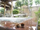 【季里の湯】女性露天ジャグジー「庭咲きの湯」。はじける泡が疲れを癒します。