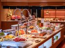 【和洋中バイキング(夕食)】広いカフェテリアレーンは調理人渾身の和洋中バイキングが並ぶ。