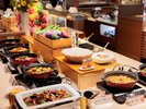 【和洋中バイキング(夕食)】人気のフライパンコーナー。出来立て熱々♪