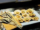 【和洋中バイキング(夕食)】ライブキッチンの海鮮浜焼き。貝殻が非常に熱いので火傷に注意!