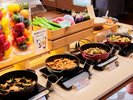 【和洋中バイキング(夕食)】人気のフライパンコーナー。出来立て熱々♪