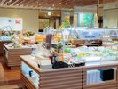 【和洋中バイキング(夕食)】広いカフェテリアレーンは調理人渾身の和洋中バイキングが並ぶ。