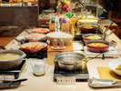 【和洋中バイキング(夕食)】広いカフェテリアレーンは調理人渾身の和洋中バイキングが並ぶ。