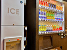 【自動販売機】館内1階にソフトドリンクの自動販売機をご用意。