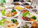 【朝食】3種類のメインディッシュから1種を選べるハーフビュッフェスタイル