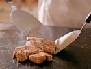 【夕食イメージ】サイコロステーキは焼きたてをご提供。