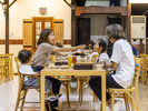 ゆったりとしたレストランで、様々なお料理や出来立てのクラフトビールをお楽しみいただけます。