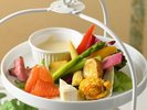朝食 季節の野菜と果物の2段のティースタンド