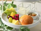 朝食 季節の野菜と果物の2段のティースタンド
