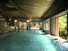 【せせらぎの湯】広々とした大浴場で景観を愉しみながら湯浴みを。