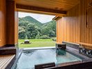 【露天風呂付】お任せジュニアスイート一例:音信川に面した山間の自然を近くに感じるスイートルーム。