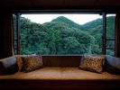 曙プレミアム:ゆったり手足を伸ばせるソファからは、豊かな自然を眺められます。
