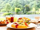 ご朝食:シェフの手作りオムレツや、自家製パン、地元食材中心の和洋ビュッフェをご用意しております。