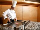ディナービュッフェ:料理長厳選の幸をご用意。料理人が目の前で腕をふるう料理人のコーナーもおすすめ。