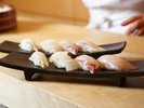 ディナービュッフェ:本日の新鮮な海の幸を料理人が目の前で握ります。