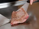 ディナービュッフェ:シェフが焼き上げるステーキ。柔らかなお肉の旨味をじっくりとお愉しみくださいませ。