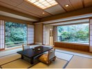 芙蓉 デラックス和室/15畳・ジャグジー付一例:大きな窓からは、渓流または庭園の景色が広がります。