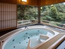 芙蓉 デラックス和室/15畳・ジャグジー付:木々に囲まれたジャグジーバス。※お湯は温泉ではございません