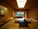 曙・芙蓉 和室/12.5畳一例:12.5畳〜15畳のひろびろとした和室に、お寛ぎの広縁を備えております。