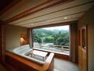 曙・芙蓉 和室/12.5畳一例:12.5畳の畳の間と窓の間には、掘りごたつ又はソファを設えました。