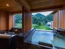 【露天風呂付】お任せスイート一例:緑豊かな山並みを眺めながら、源泉かけ流しの湯をご堪能くださいませ。