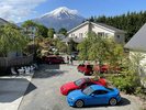 富士見園から望むコテージと雪景色の富士山!