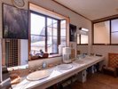 *手洗い場/廊下に設置してあります。