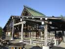 レーモンド設計事務所による昭和38年建築の古式ゆかしい合掌造りのクラブハウス棟です。