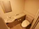 コンパクトシングル/室内の洗面所とトイレです。お風呂は別棟の大浴場をご利用下さい♪