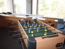 ラウンジ内のレトロなサッカーゲーム