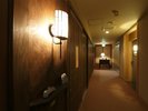 落ち着いた雰囲気の館内