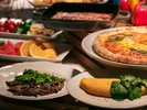 【朝食イメージ】ライブキッチンでは出来立てのイタリア風オムレツ「フリッタータ」をご提供
