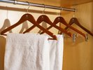 クリップ付ハンガーもございます。追加の貸出も可能ですので連泊利用の際もご安心ください。