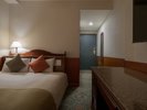 セミダブルベッド1台。お子さまとの添い寝も可能です。