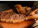 自分で焼いた肉の旨みがジュワっとはじける…♪