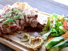 道の駅内の「きふね食堂」は、地元のブランド豚「耳納いーっとん」使った「ポークステーキ」がおすすめ