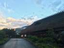 夕暮れ時のかやぶきの館