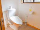 客室【あさぎり】。トイレは独立式です。