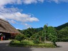 晴れた日は、茅葺き屋根がよく映えます