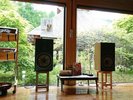ロビーでは良質なスピーカーから流れる音楽をお楽しみください。