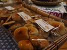秋になると、地元の原木茸組合の大きな茸が売店に並びます。