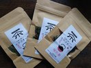 敷地内の野草・薬草・メディカルハーブを自社焙煎してお茶にしています。売店にて販売しております。