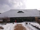当館のアプローチは、段差がなくバリアフリーになっております。車いすで館内も入れます。