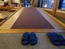 ロビーには、段差のないスロープがあります。車椅子の方などはこちらからお上がり下さい。