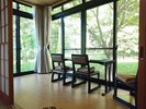 【お部屋からの眺め】緑が美しい自然庭園にお部屋からそのまま出ることができます。