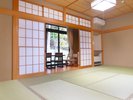 葦【あし】和室12畳。総平屋で全室が角部屋、緑が美しい自然庭園にそのまま出ることができます。