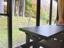 葦【あし】和室。総平屋で全室が角部屋、緑が美しい自然庭園にそのまま出ることができます。