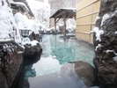 【峡谷露天風呂】頬を伝う北風のおかげで今日は「雪見露天」で少し長めの湯浴みになりそう・・・